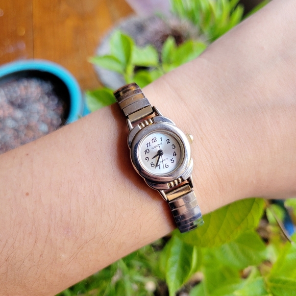 Vintage Watchit Classic Womens Womans Silver & Gold Analog Dainty Stretch Watch - Picture 4 of 6